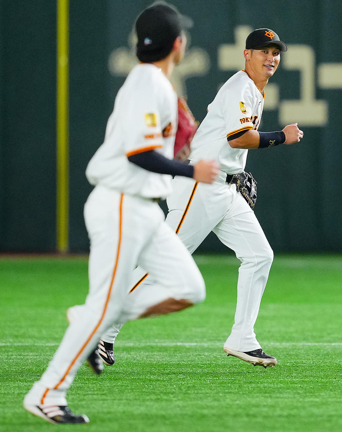 巨人対スバル　4回裏スバル1死一、二塁、上田の二ゴロから増田（手前）と併殺をとり笑顔を見せる吉川（撮影・垰建太）