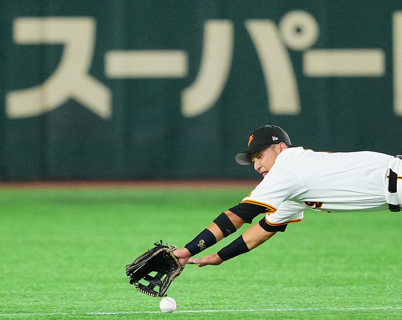 巨人対スバル　5回裏スバル2死、山田知輝の鋭い打球に飛びつき好捕する吉川（撮影・垰建太）