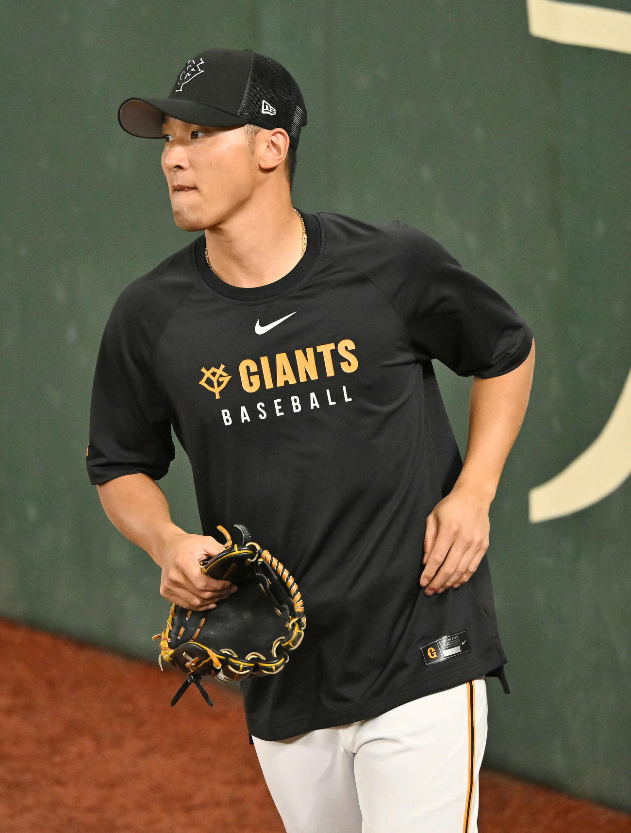 巨人対SUBARU　試合前練習する巨人吉川（撮影・滝沢徹郎）