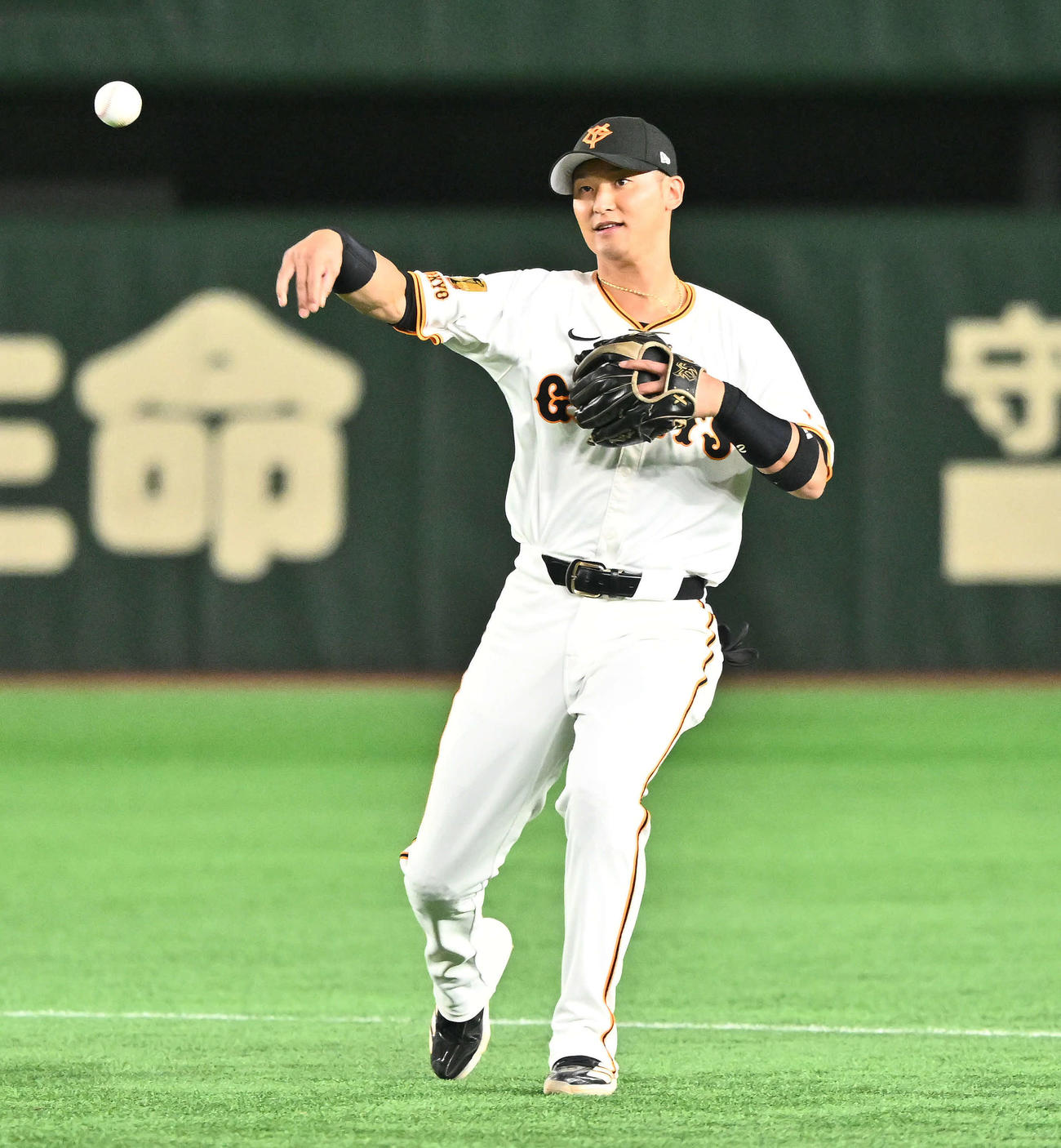 巨人対SUBARU　試合前にノックを受ける巨人吉川（撮影・滝沢徹郎）