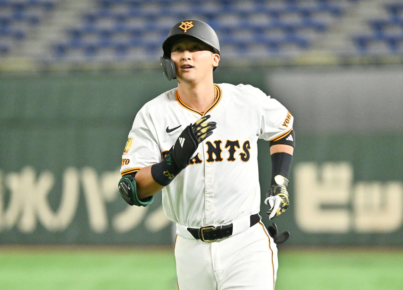 巨人対SUBARU 2回表巨人無死、二ゴロに倒れた吉川（撮影・滝沢徹郎）