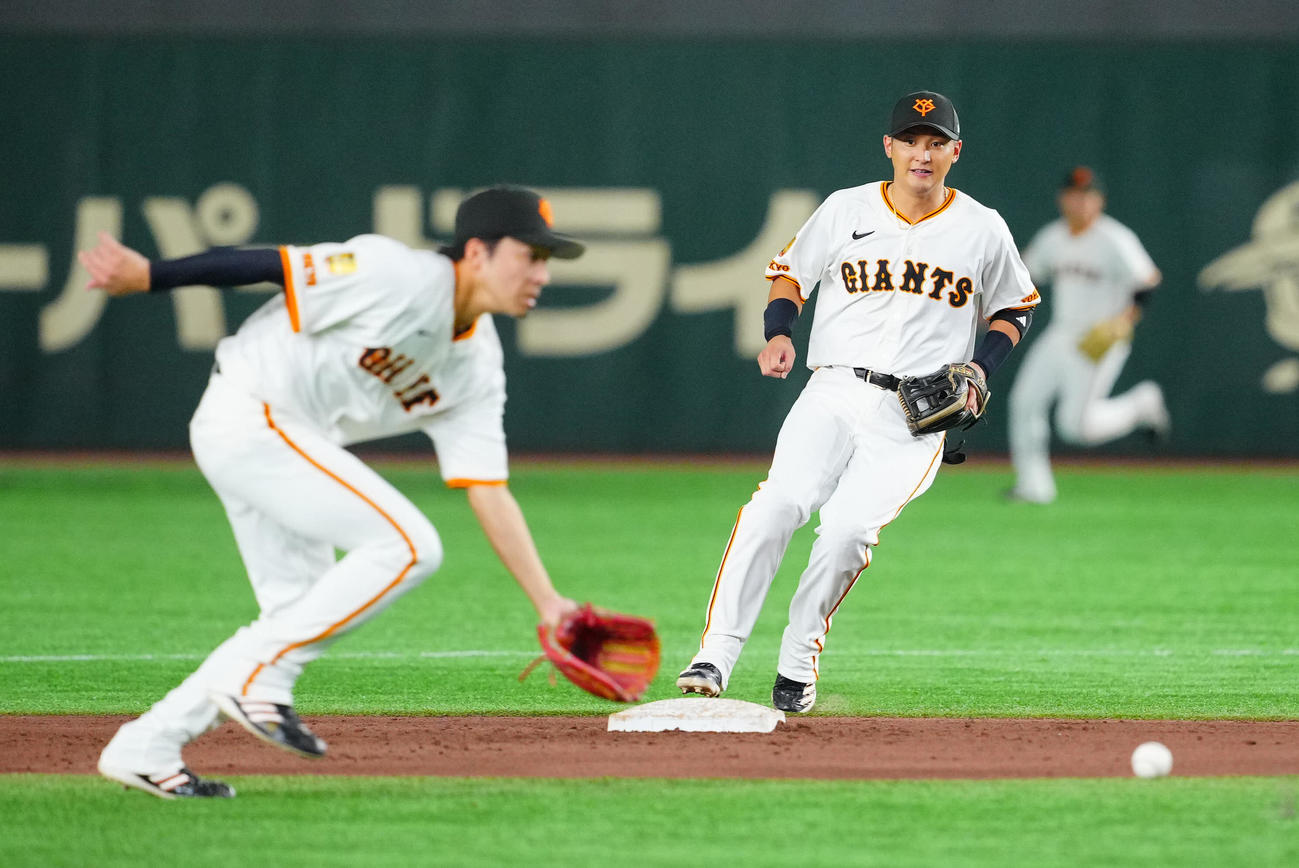 巨人対スバル　4回裏スバル無死一塁、江川の遊ゴロでカバーに入る吉川（右）（撮影・垰建太）