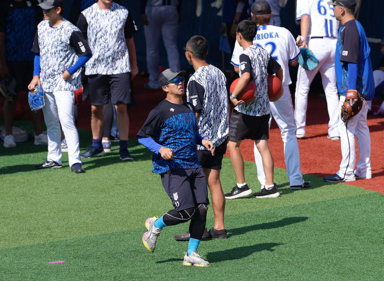ランニングするDeNA東（撮影・足立雅史）