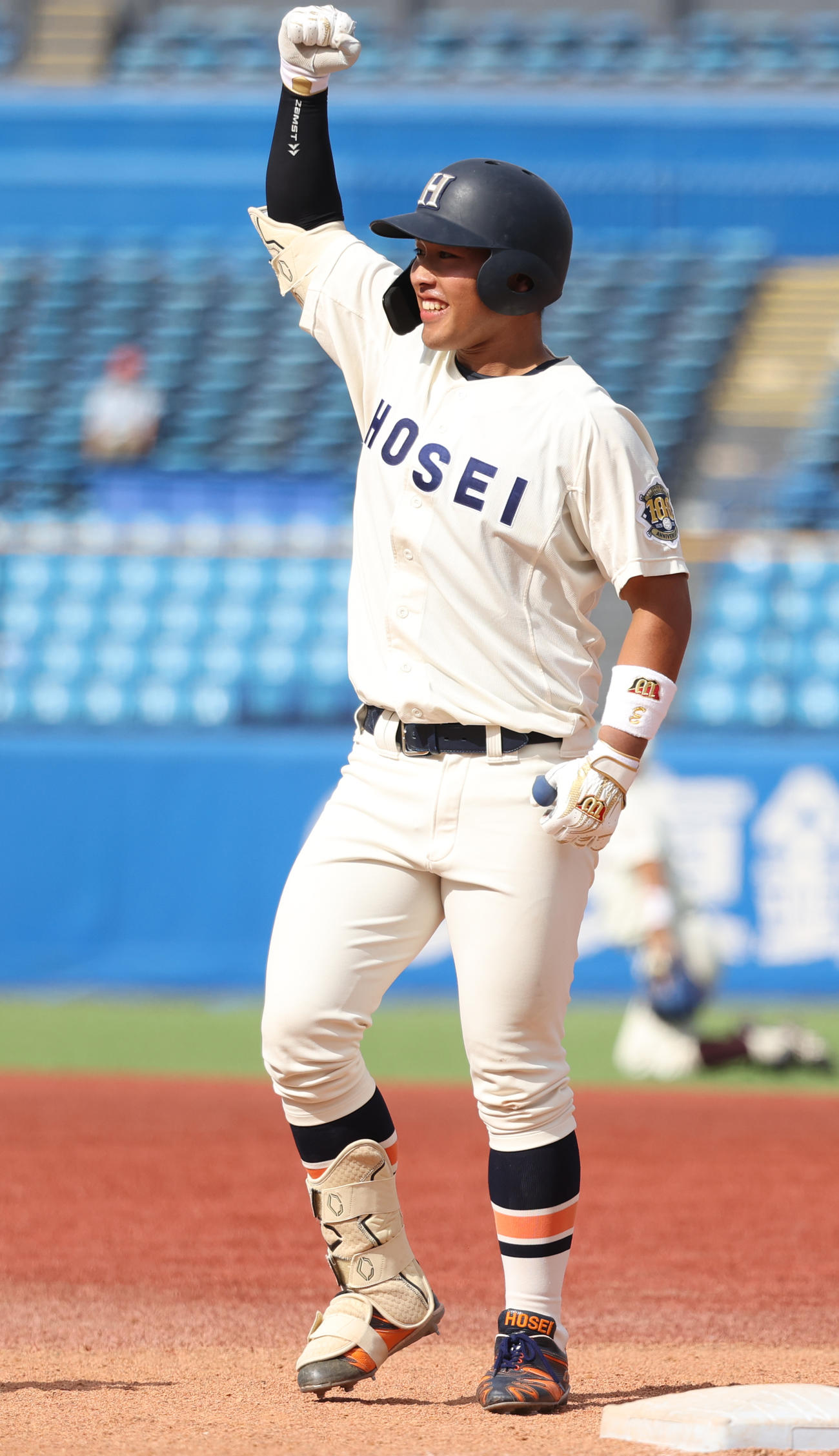 法大対早大　9回表法大2死一、三塁、今泉秀は中前に適時打を放ちガッツポーズする（撮影・柴田隆二）　　