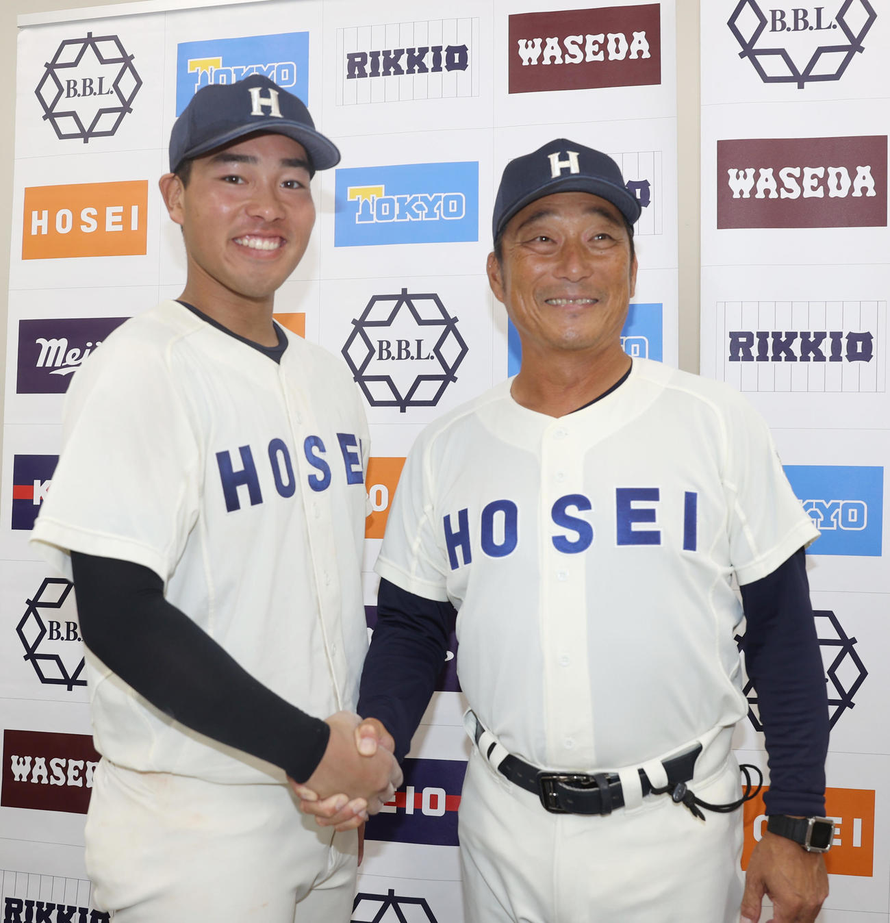 法大対早大　勝利した法大・今泉秀（左）と大島監督は握手する（撮影・柴田隆二）　　