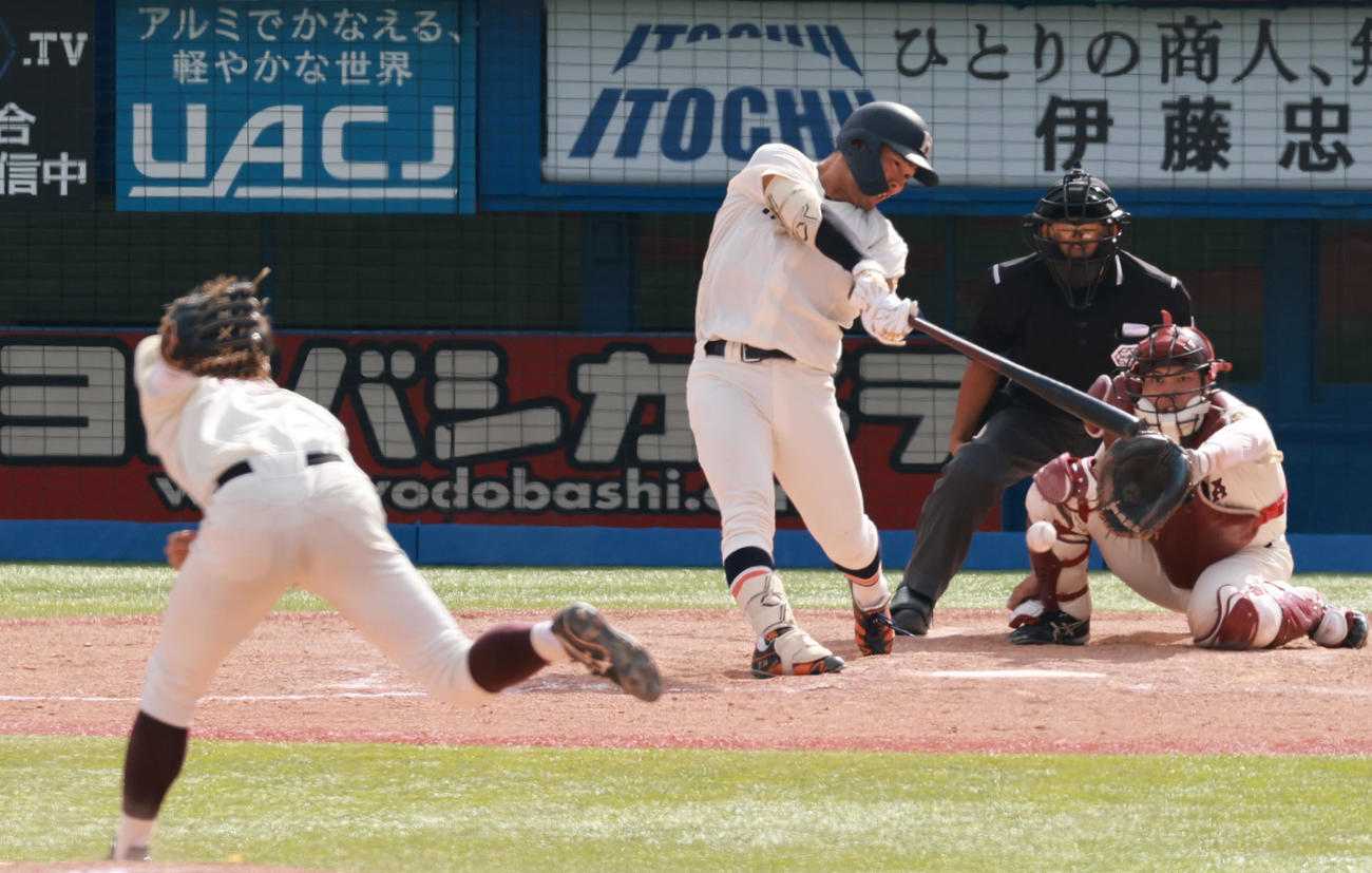 法大対早大　9回表法大2死一、三塁、中前適時打を放つ今泉（撮影・野上伸悟）
