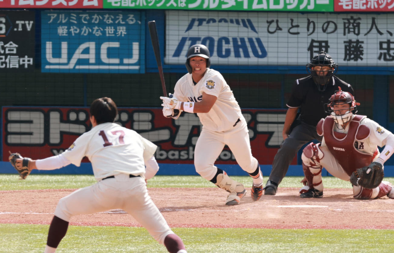 法大対早大　9回表法大2死一、三塁、中前適時打を放つ今泉（撮影・野上伸悟）
