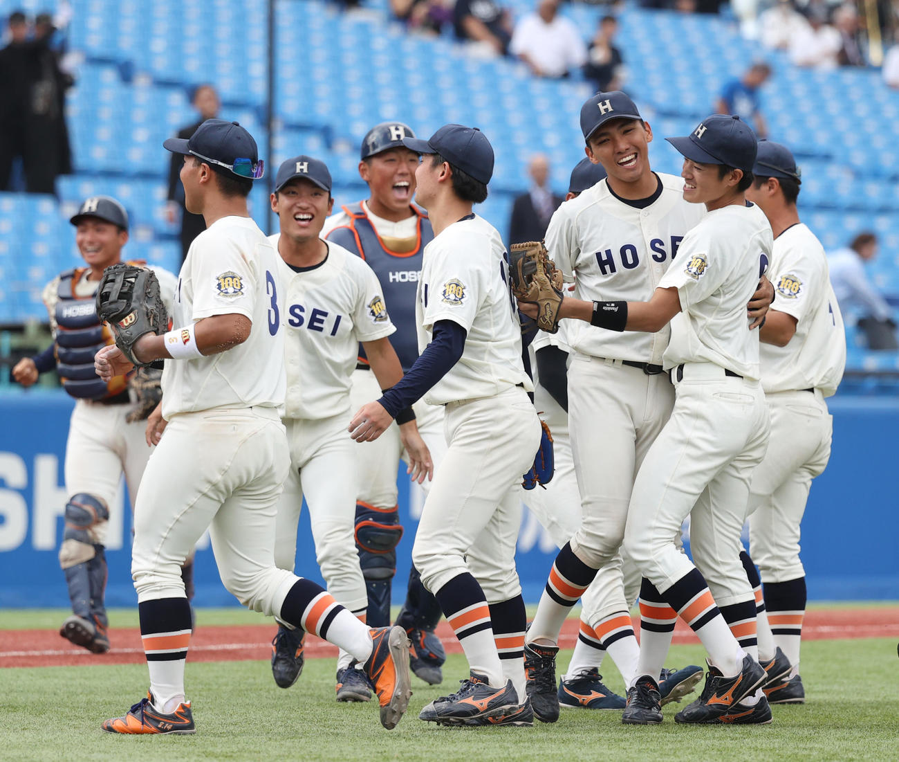 法大対早大　勝利した法大ナインは喜び合う（撮影・柴田隆二）　　