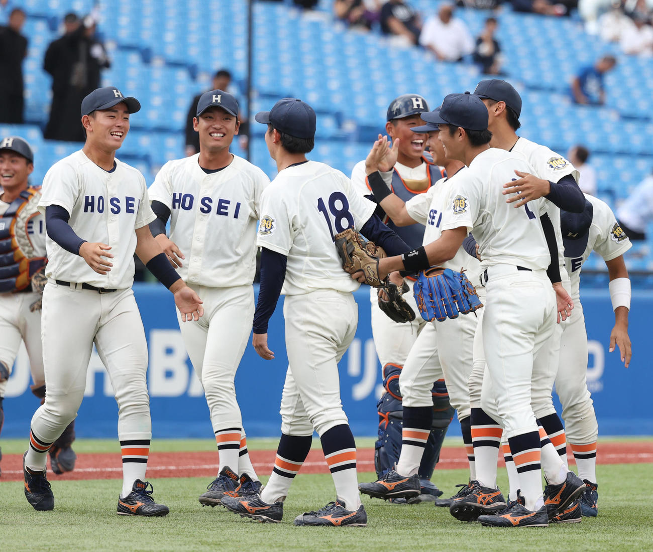 法大対早大　勝利した法大ナインは喜び合う（撮影・柴田隆二）　　