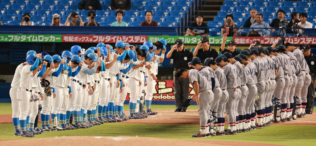 慶大対東大　試合終了のあいさつを行う東大（左列）、慶大の選手たち（撮影・野上伸悟）