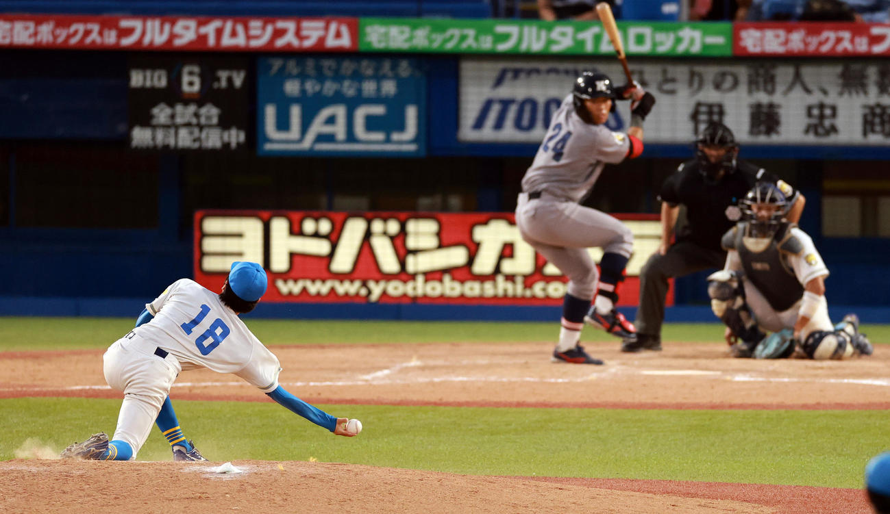 慶大対東大　9回表慶大2死、中塚に投げる渡辺（撮影・野上伸悟）