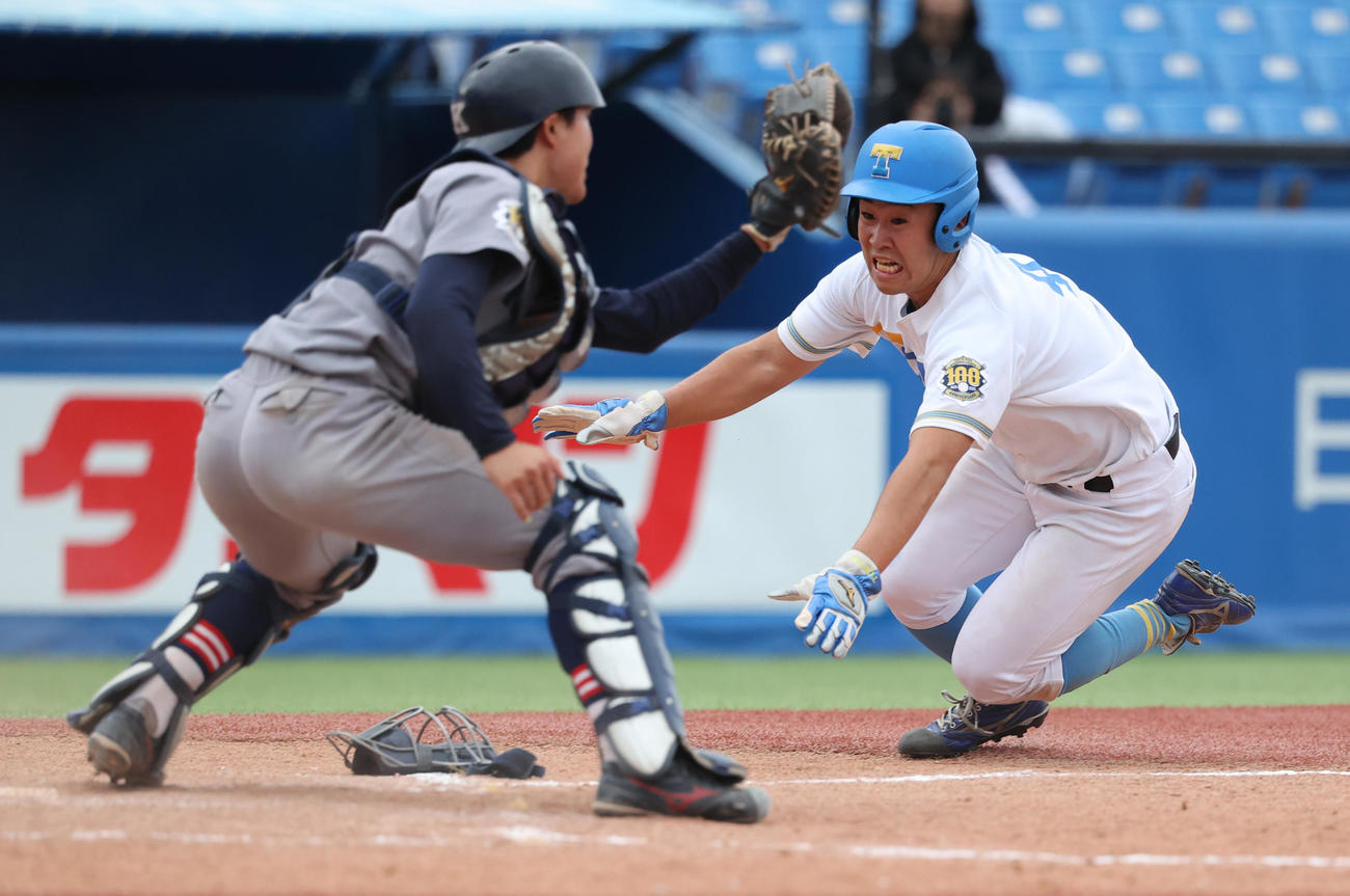 慶大対東大　3回裏東大2死一、三塁、打者青貝の時、三塁走者大原はホームスチールを狙うがアウトになる。慶大・吉開捕手（撮影・柴田隆二）　　