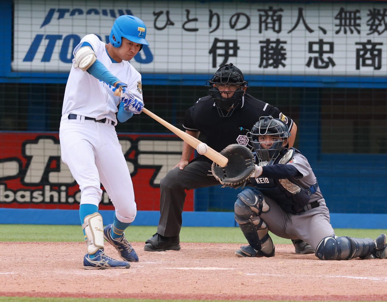 慶大対東大　5回裏東大2死、二塁打を放つ中山（撮影・野上伸悟）