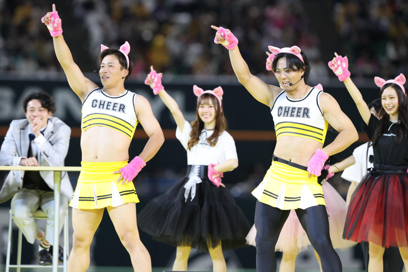 チアの姿で歌とダンスを披露する佐藤直樹と野村勇（2024年撮影）