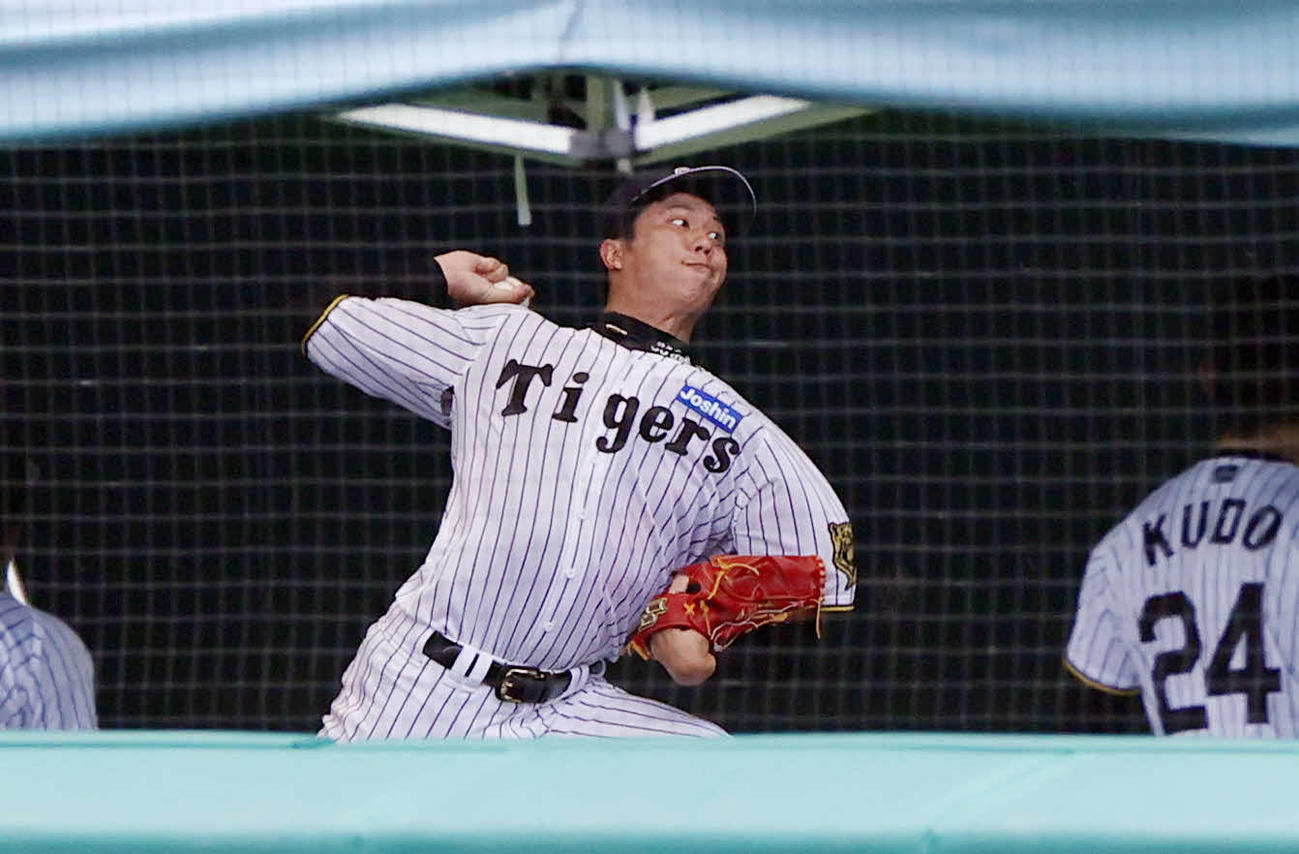 ブルペンで投球する才木（撮影・上山淳一）