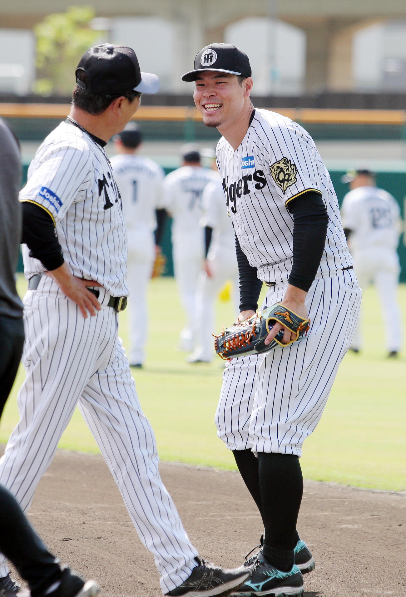 阪神佐藤輝（右）は平田2軍監督から声をかけられ笑顔を見せる（撮影・上山淳一）