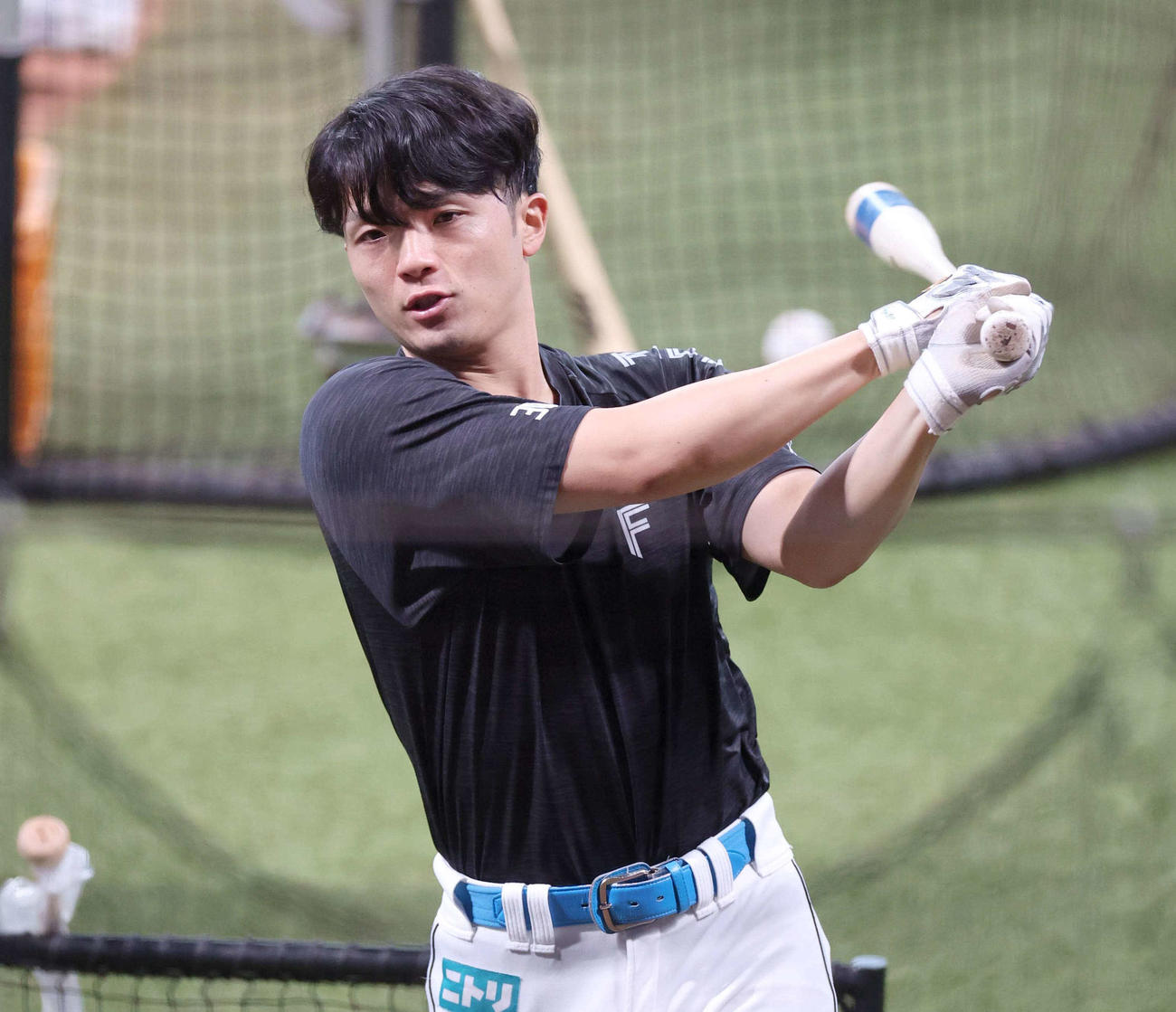 ティー打撃する日本ハム郡司（撮影・黒川智章）
