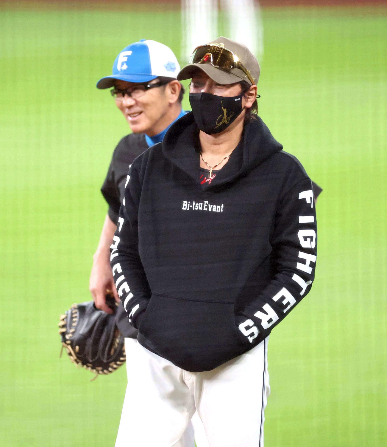 山田バッテリーコーチ（左）と話す日本ハム新庄監督（撮影・黒川智章）