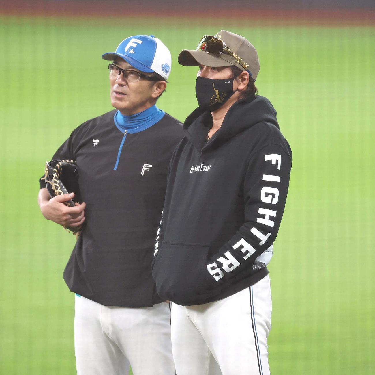 山田バッテリーコーチ（左）と話す日本ハム新庄監督（撮影・黒川智章）