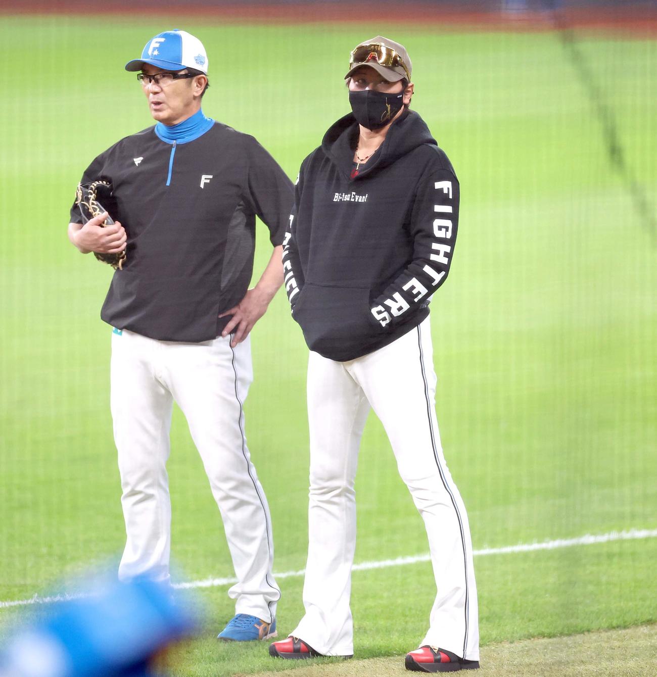 山田バッテリーコーチ（左）と話す日本ハム新庄監督（撮影・黒川智章）