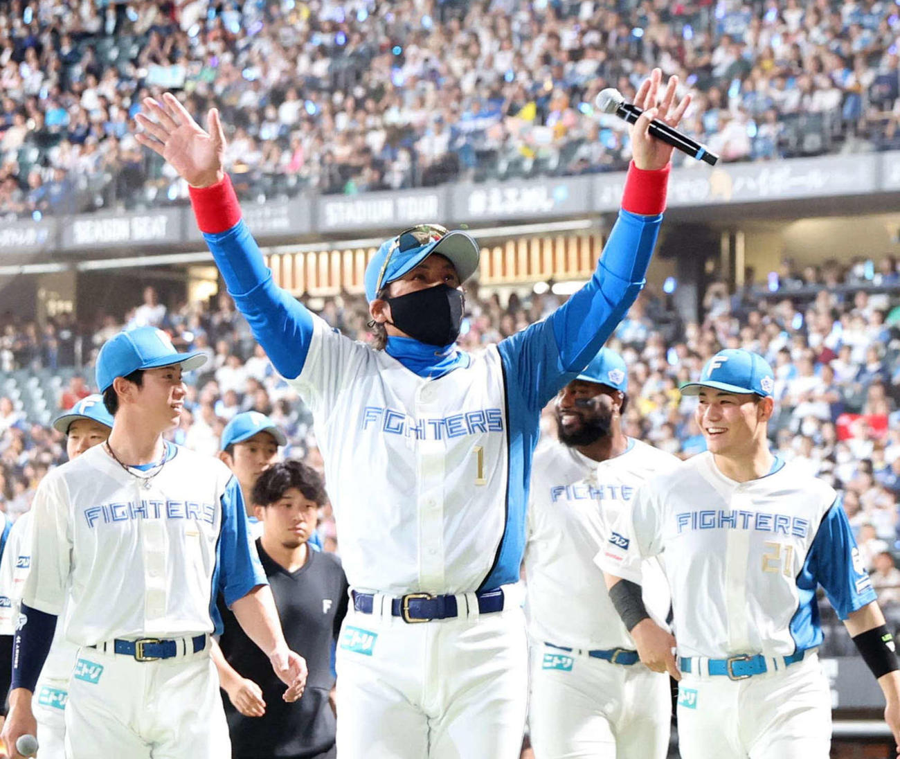 9月23日、今季ホーム最終戦でスタンドに手を振る日本ハム新庄監督