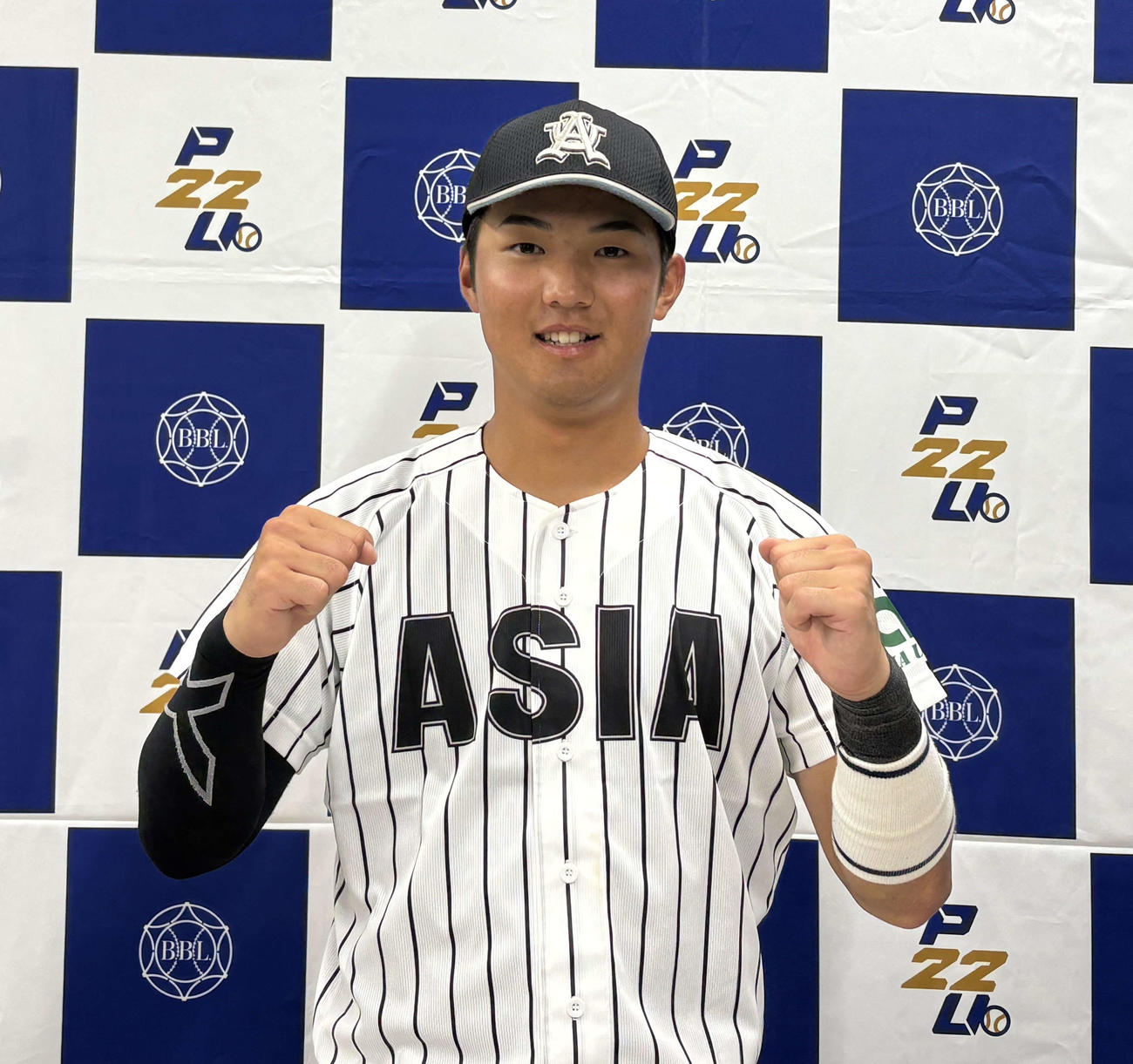 亜大対東洋大　試合に勝利し笑顔でガッツポーズをする亜大・伊藤健（撮影・山本佳央）