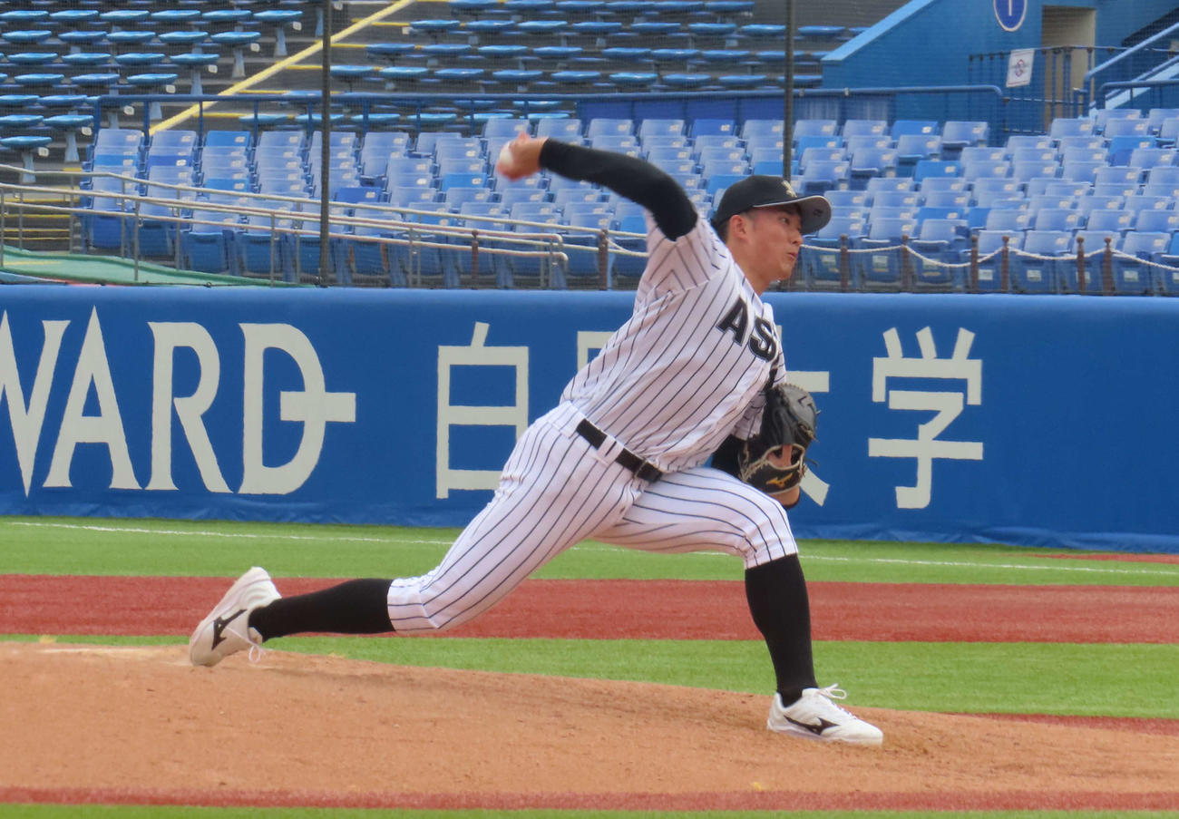 亜大対東洋大　先発し力投する亜大・斉藤（撮影・山本佳央）