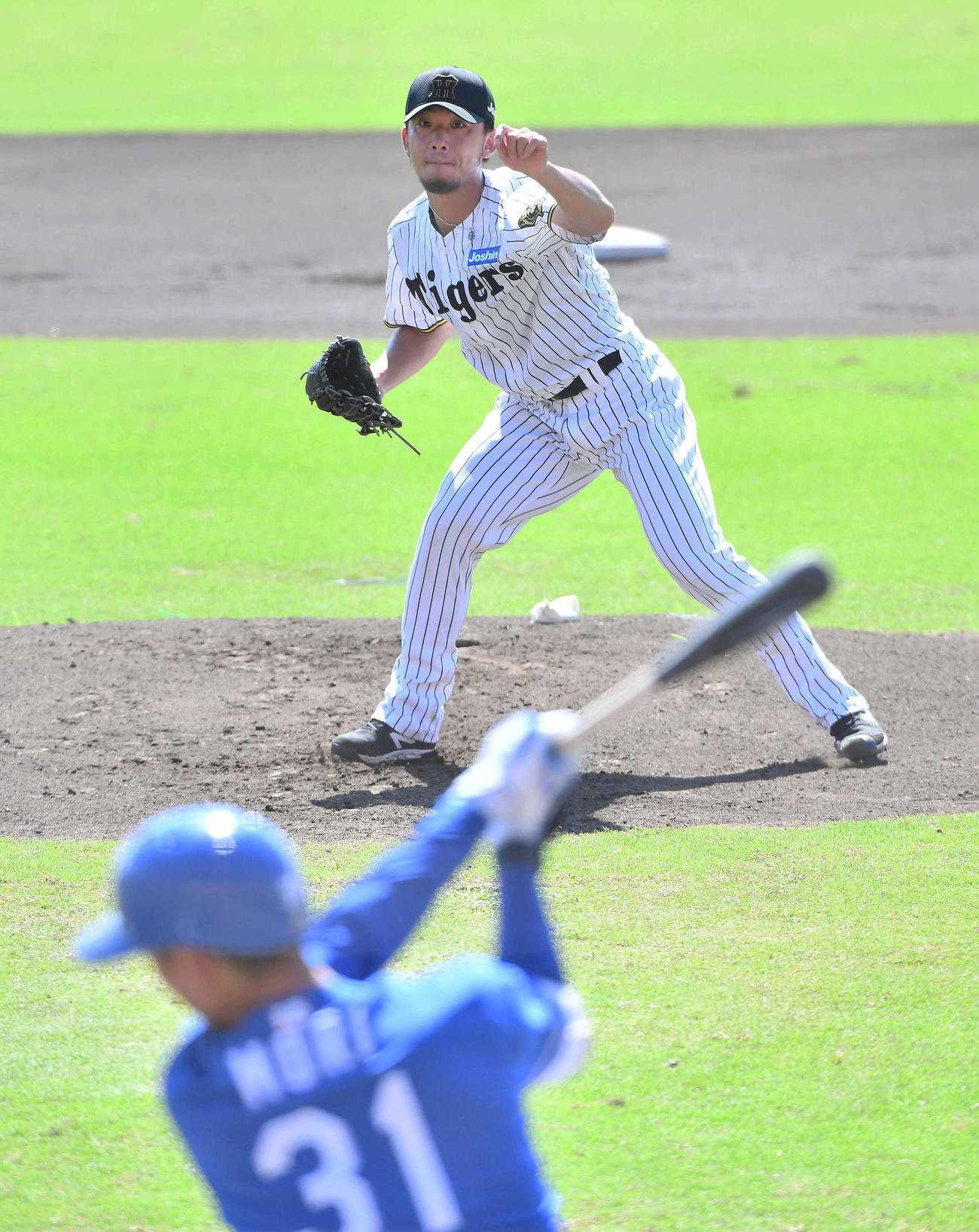 阪神対中日　1回表中日無死一塁、森駿（手前）を空振り三振に抑える伊藤将（撮影・岩下翔太）