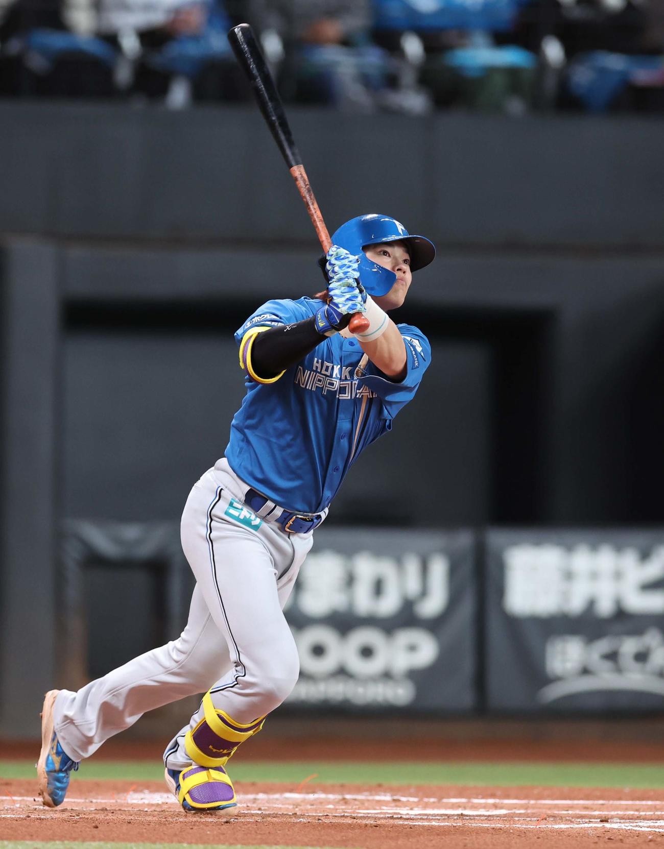 日本ハム紅白戦　2回表紅組1死、右越え本塁打を放つ田宮（撮影・黒川智章）
