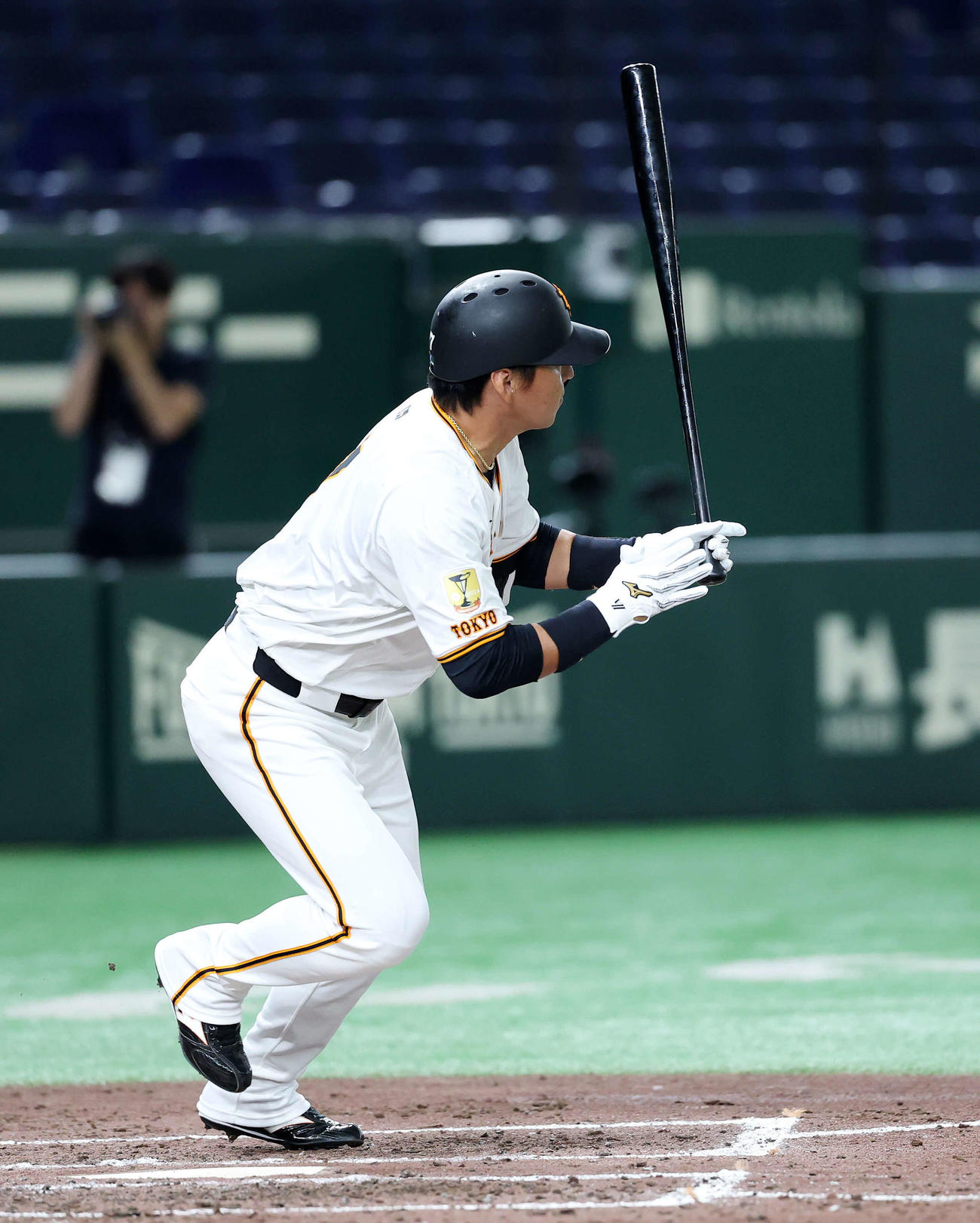 巨人対ヤマハ　5回表巨人無死、長野は左線二塁打を放つ（撮影・鈴木正人）