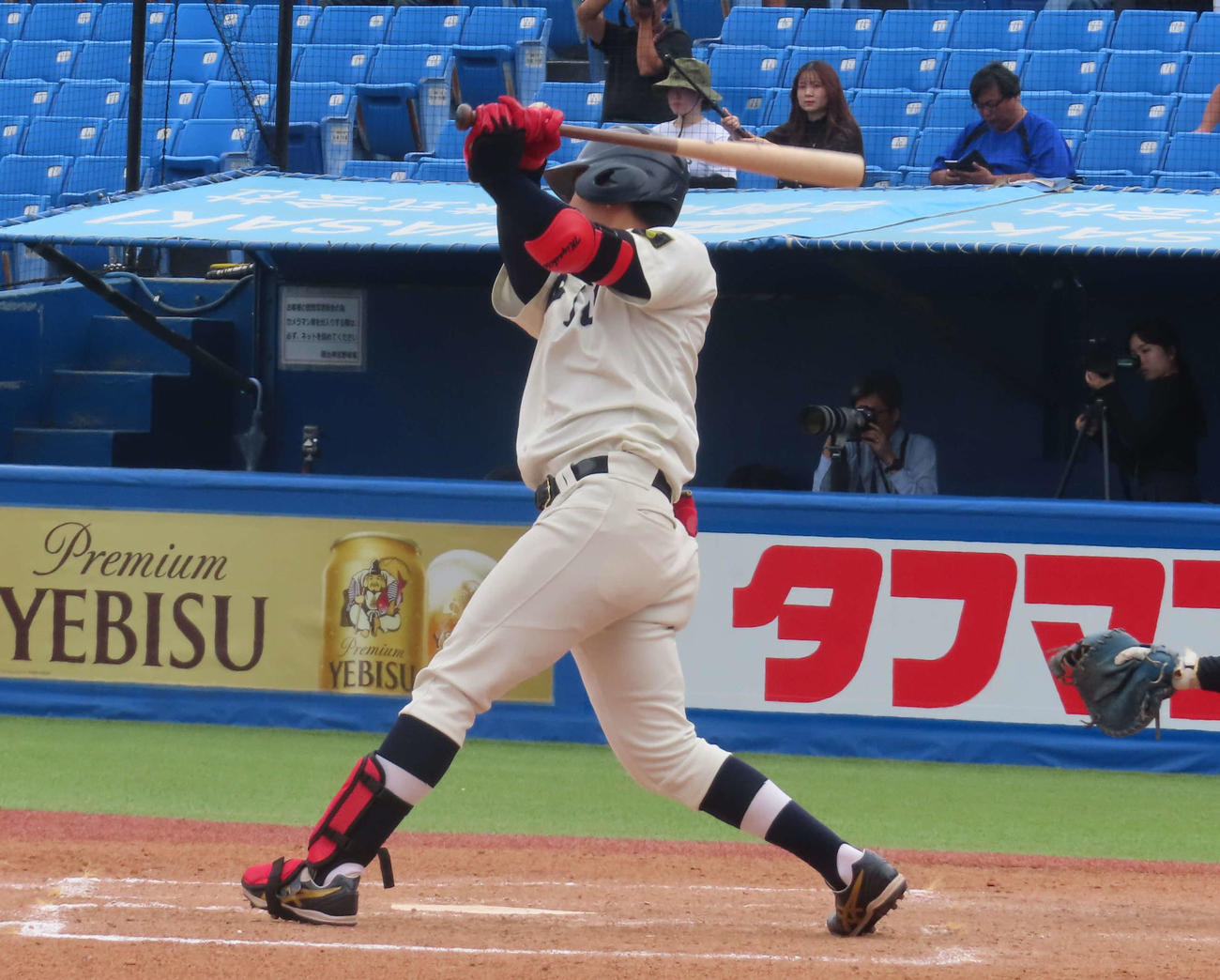 亜大対東洋大　4回裏無死、本塁打を放つ東洋大・宮下（撮影・山本佳央）