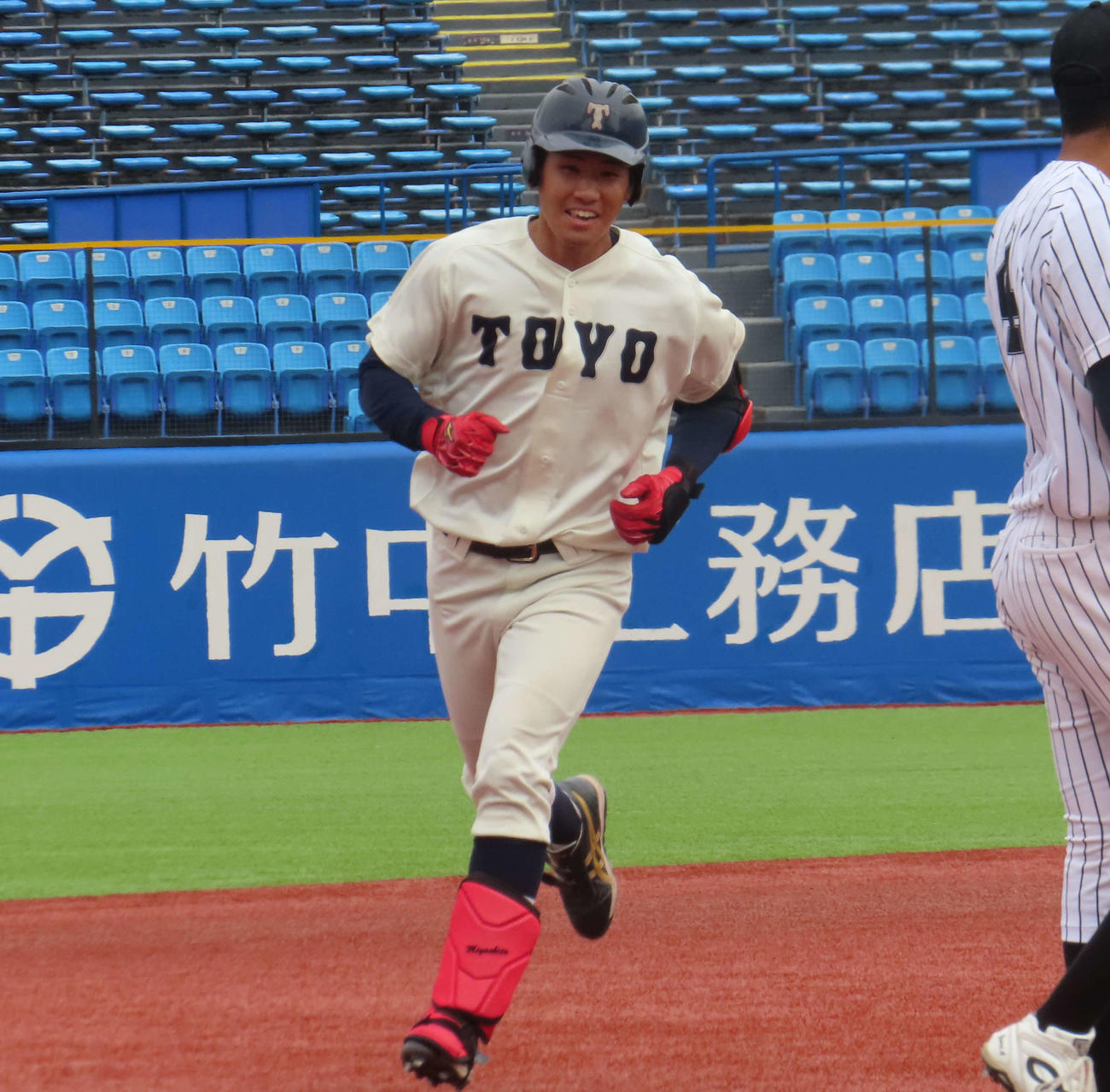亜大対東洋大　4回裏無死、本塁打を放った東洋大・宮下（撮影・山本佳央）
