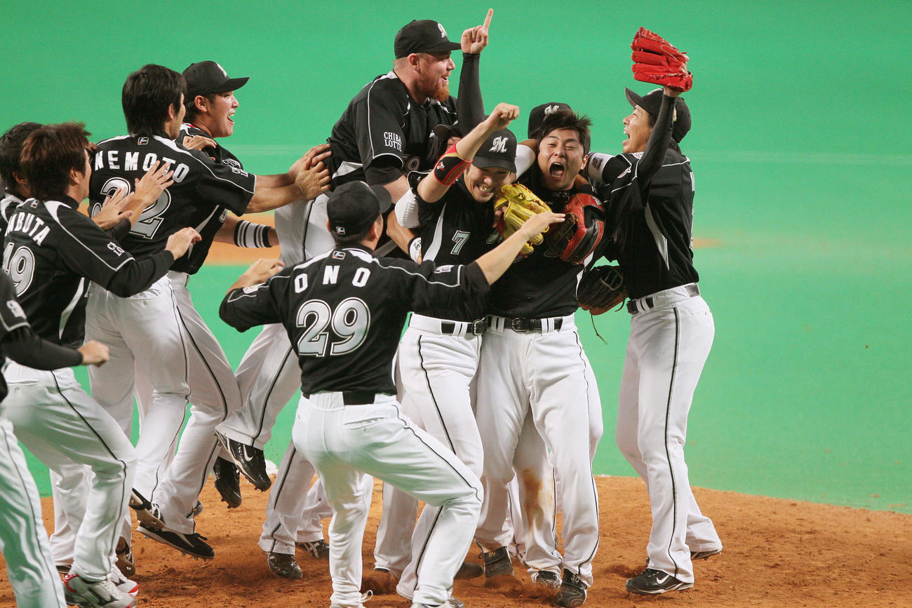 2010年11月7日、日本シリーズ第7戦　中日対ロッテ　日本一を決め西岡剛（右から3人目）らと喜ぶロッテ伊藤義弘さん（右から2人目）