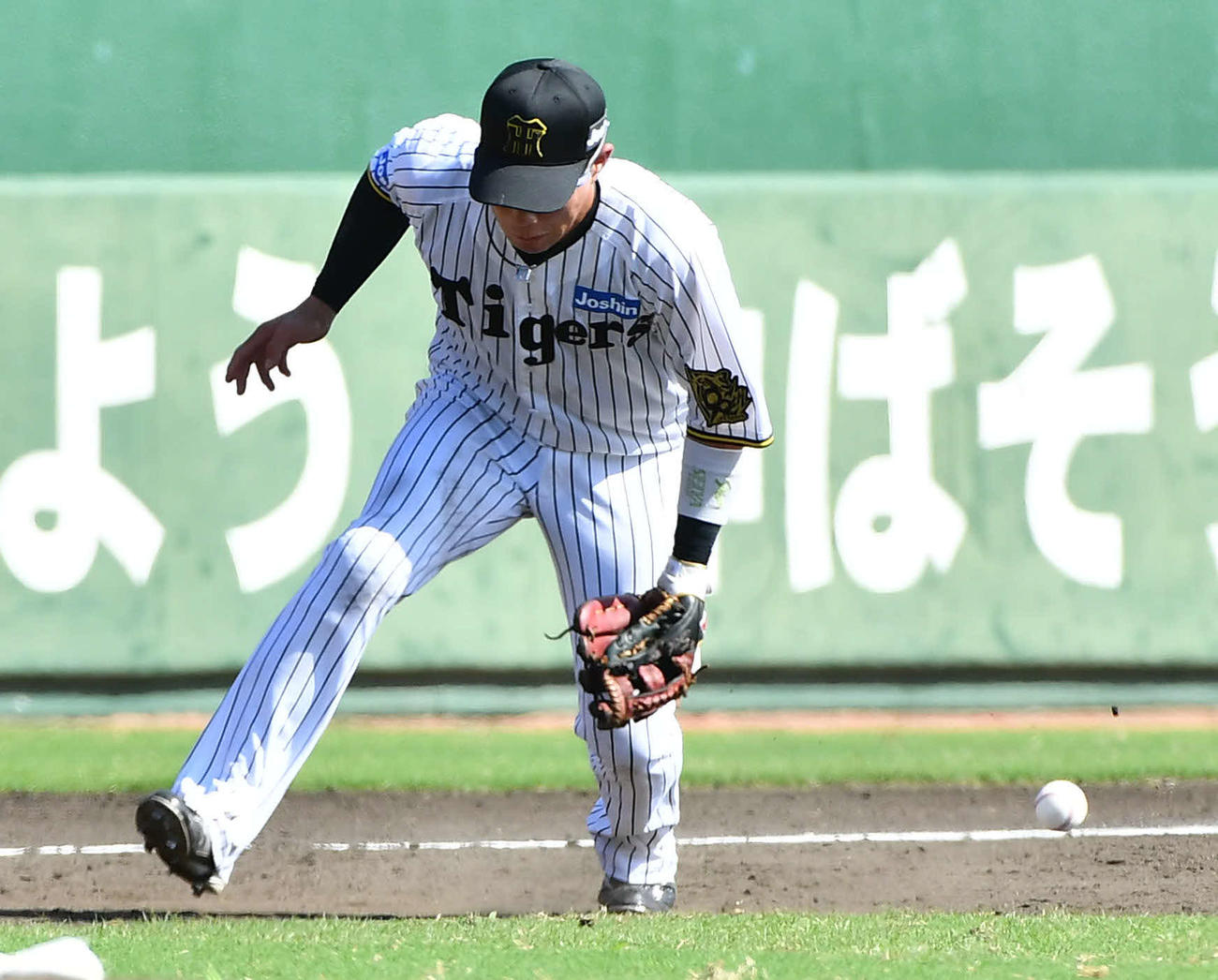 阪神対中日　4回表中日2死二、三塁、中村の三ゴロを木浪が後逸、2者が生還し同点となる（撮影・岩下翔太）
