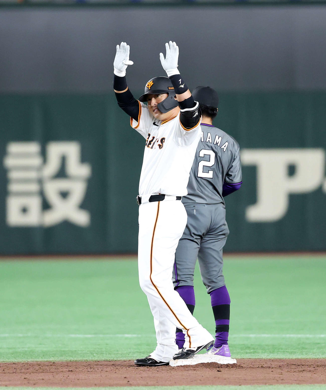 巨人対ヤマハ　5回表巨人無死、長野は左線二塁打を放ちポーズを決める（撮影・鈴木正人）