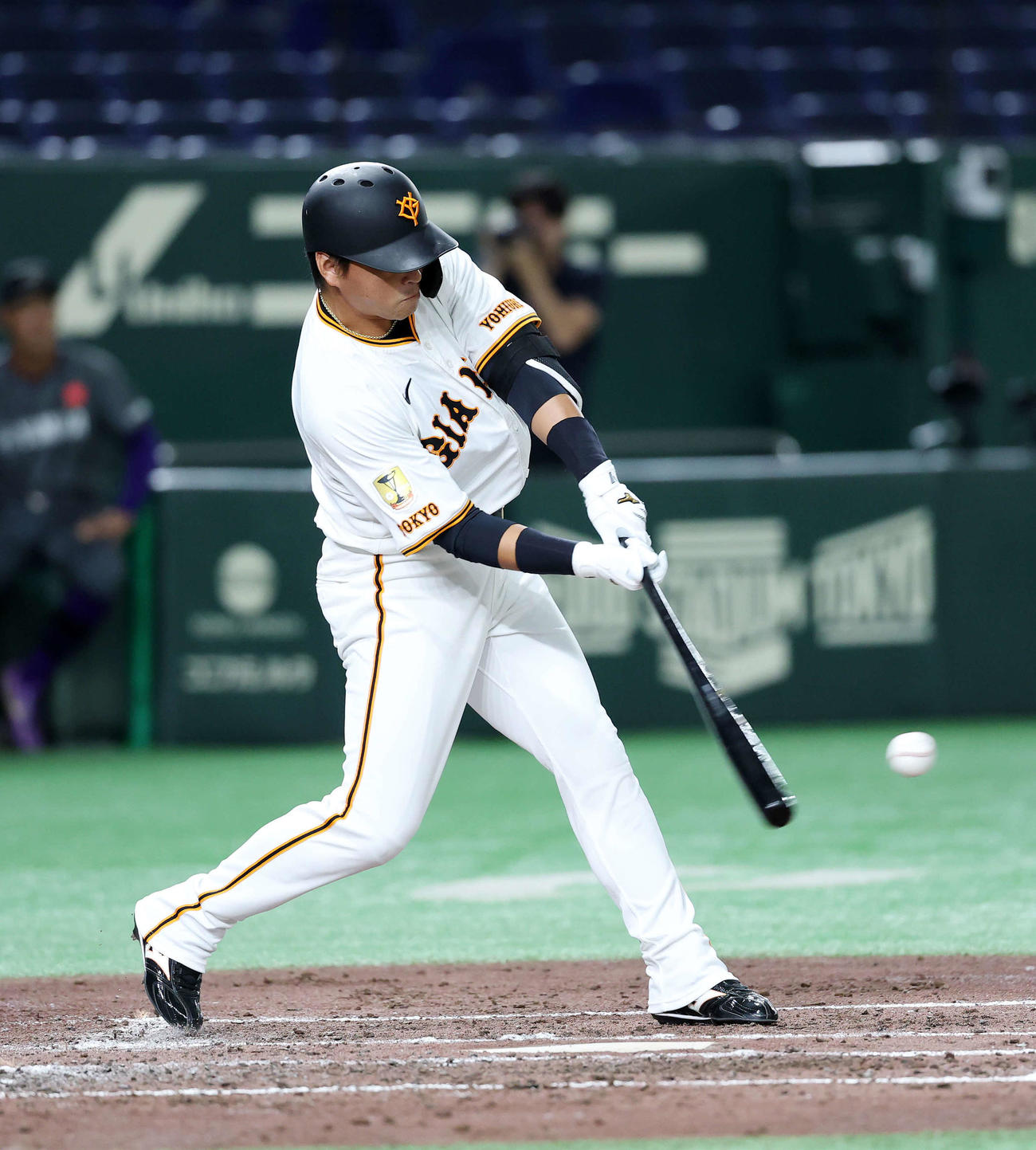 巨人対ヤマハ　5回表巨人無死、長野は左線二塁打を放つ（撮影・鈴木正人）