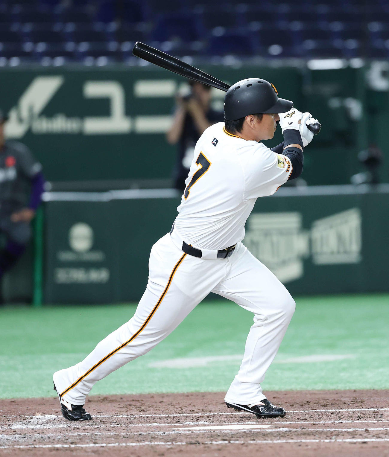 巨人対ヤマハ　5回表巨人無死、長野は左線二塁打を放つ（撮影・鈴木正人）