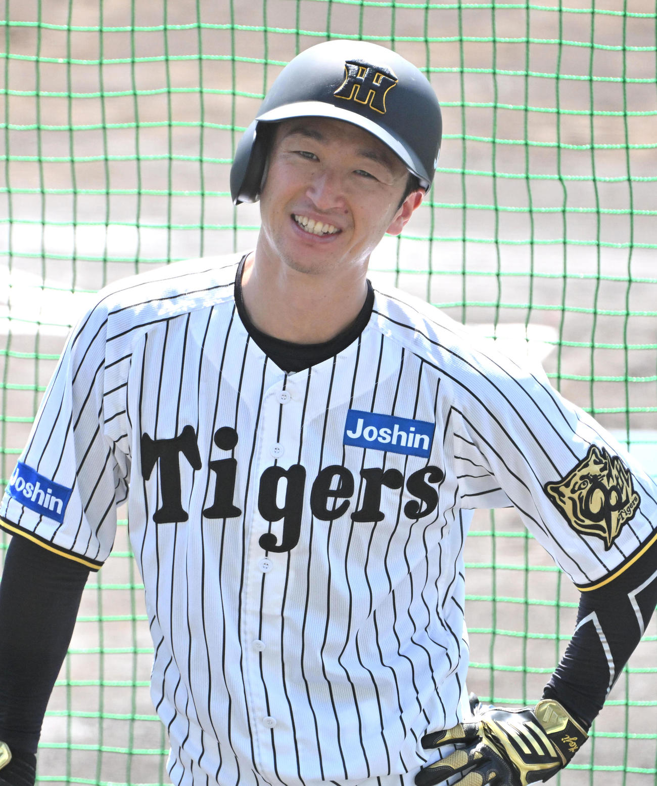 練習の合間に笑顔を見せる近本（撮影・石井愛子）