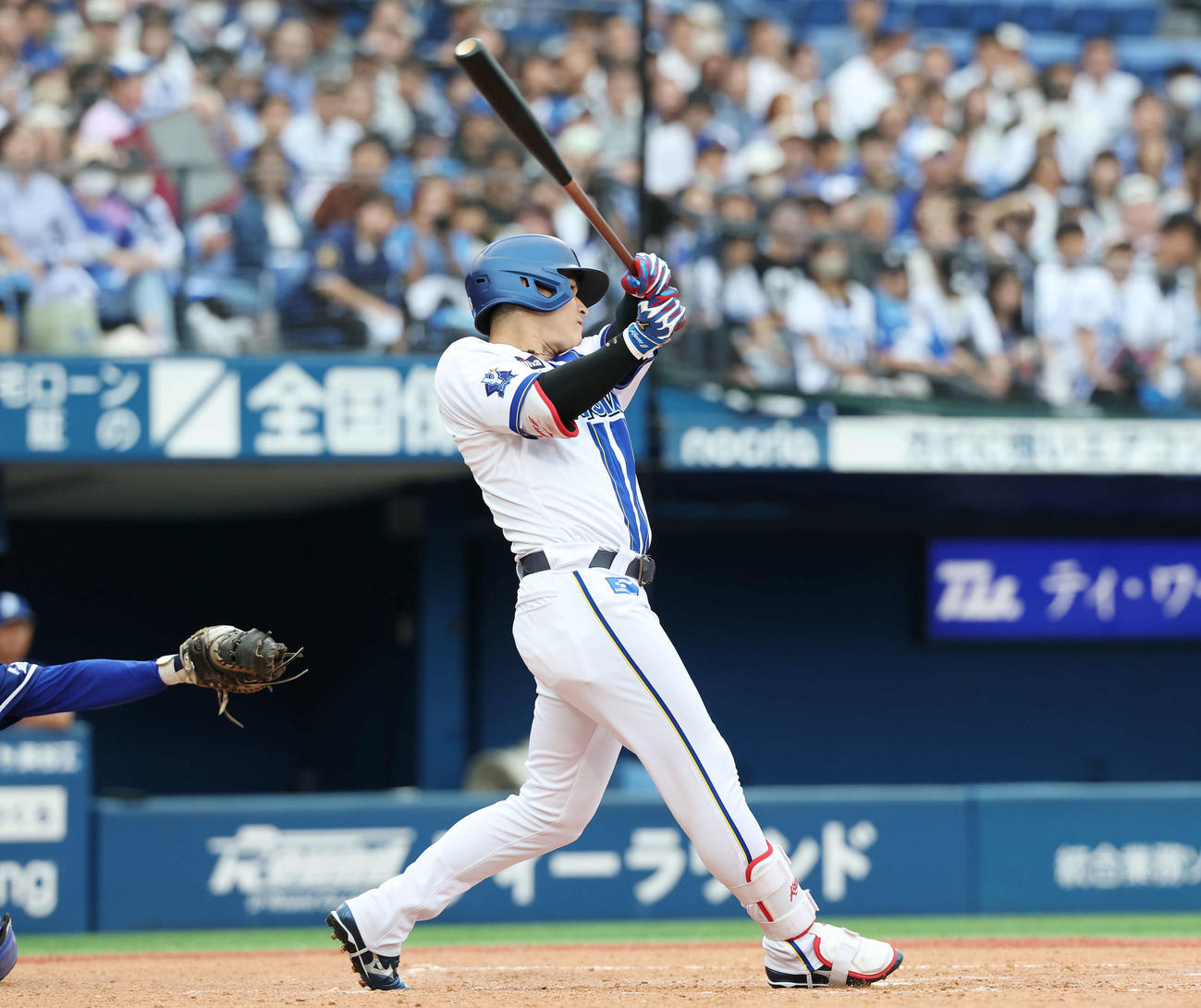 DeNA対JFE東日本　4回裏DeNA2死一、二塁、中2点適時二塁打を放つ神里（撮影・宮地輝）