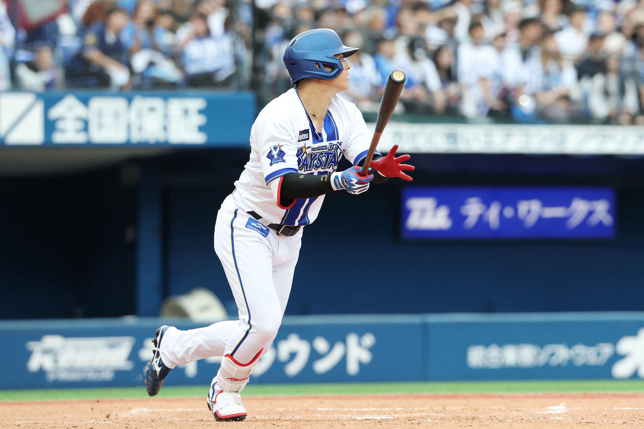 DeNA対JFE東日本　4回裏DeNA2死一、二塁、中2点適時二塁打を放つ神里（撮影・宮地輝）
