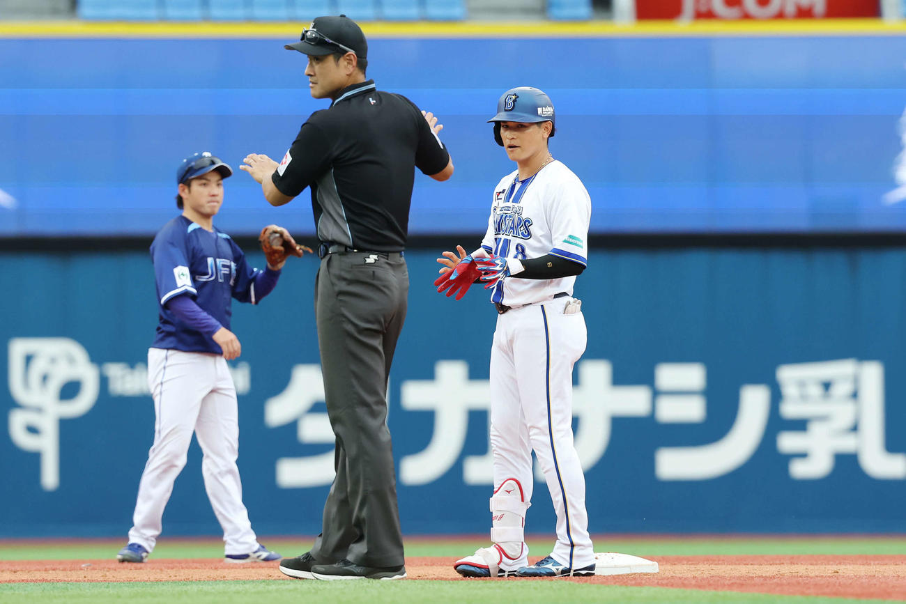 DeNA対JFE東日本　4回裏DeNA2死一、二塁、中2点適時二塁打を放った神里（撮影・宮地輝）