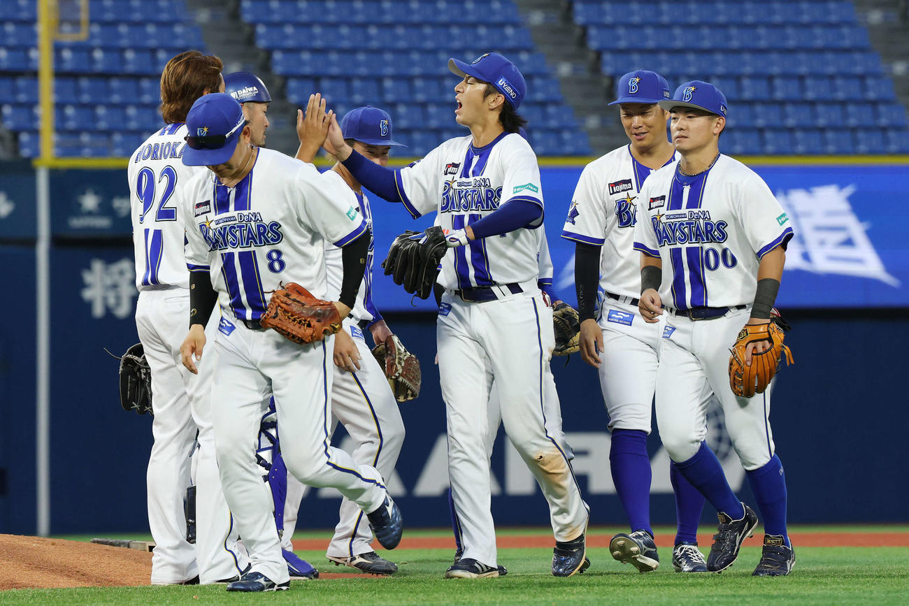 DeNA対JFE東日本　勝利のタッチを交わすDeNAの選手たち（撮影・宮地輝）
