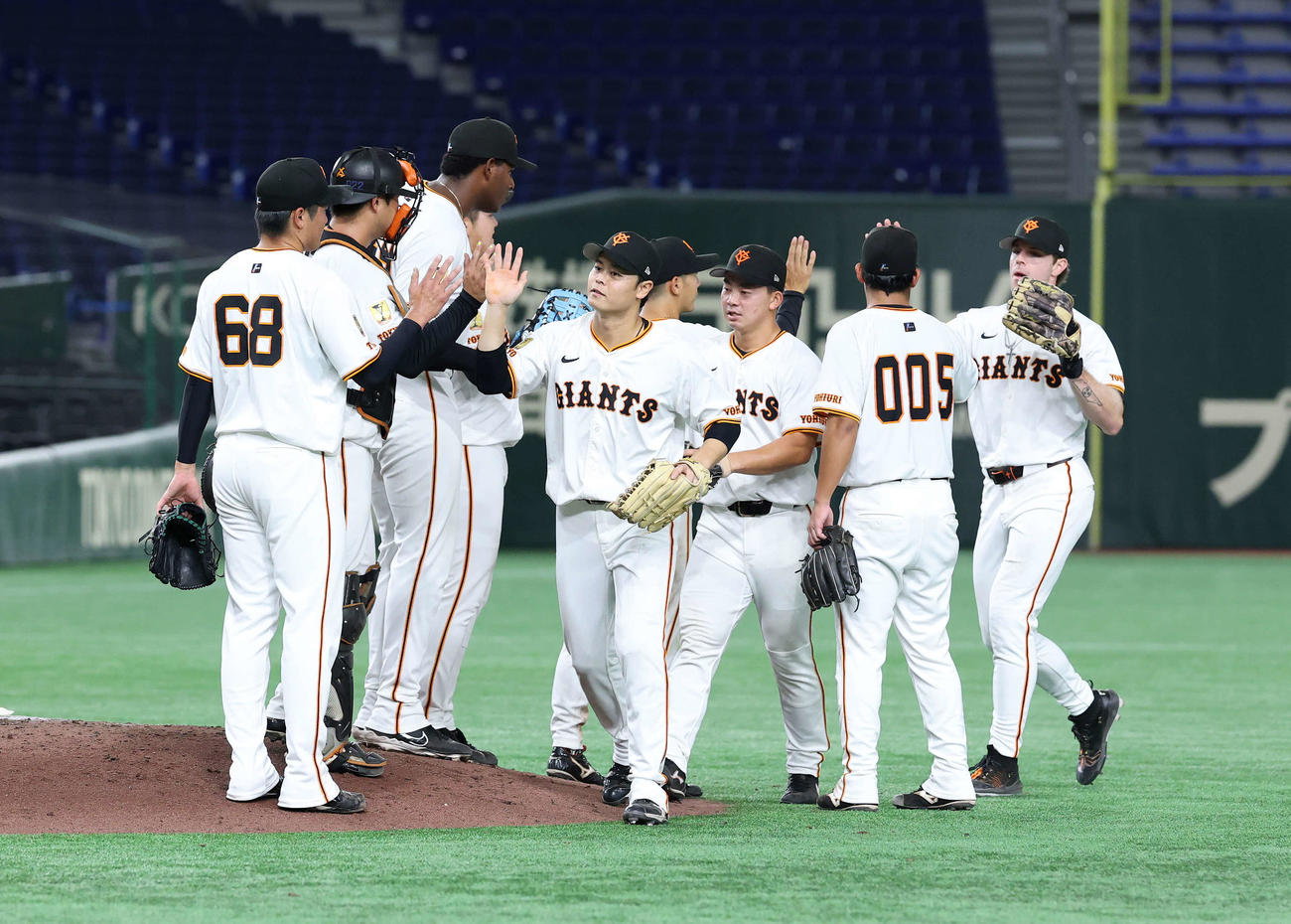 巨人対ヤマハ　勝利しマウンドに集まる巨人の選手たち（撮影・鈴木正人）