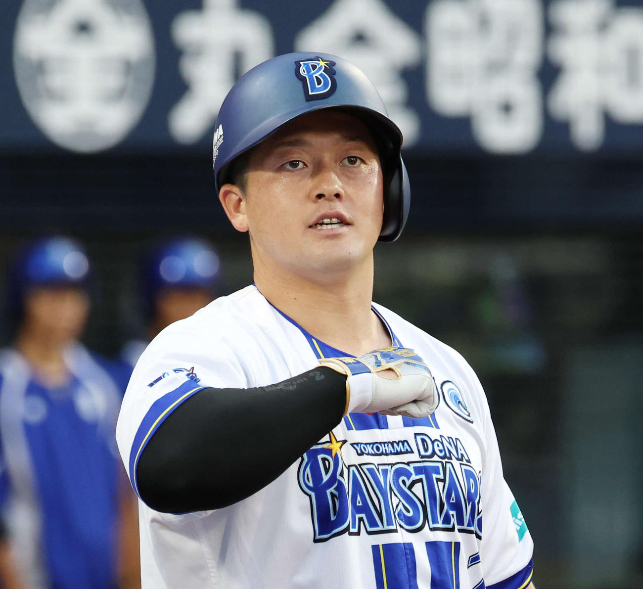 DeNA対巨人　2回裏DeNA無死、左越えソロ本塁打を放ちデスターシャをする牧（撮影・宮地輝）
