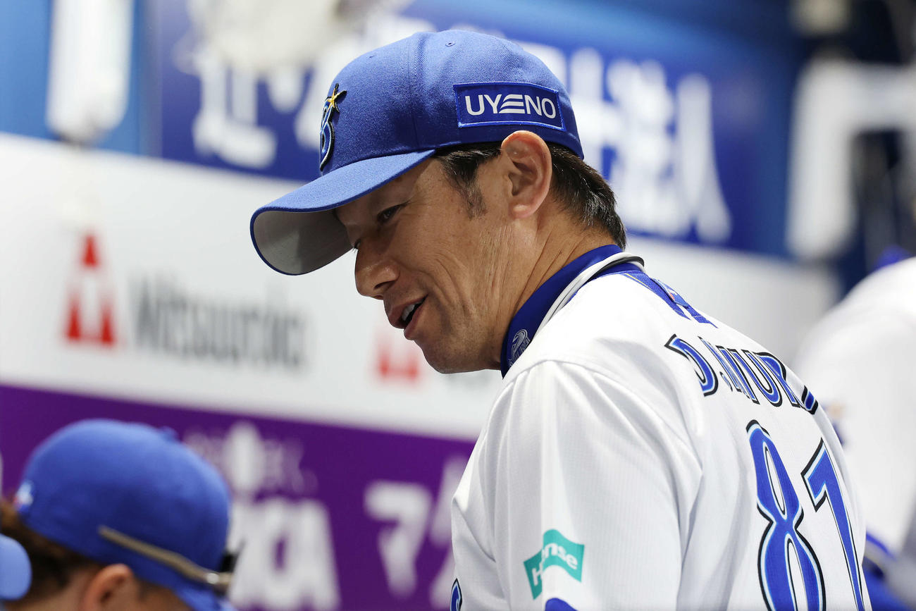 DeNA対JFE東日本　声をかけるDeNA三浦監督（撮影・宮地輝）