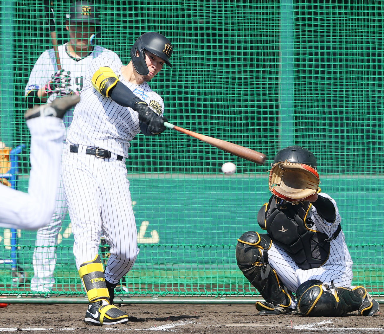 ケース打撃無死二塁、佐藤輝は中前適時打を放つ（撮影・上山淳一）