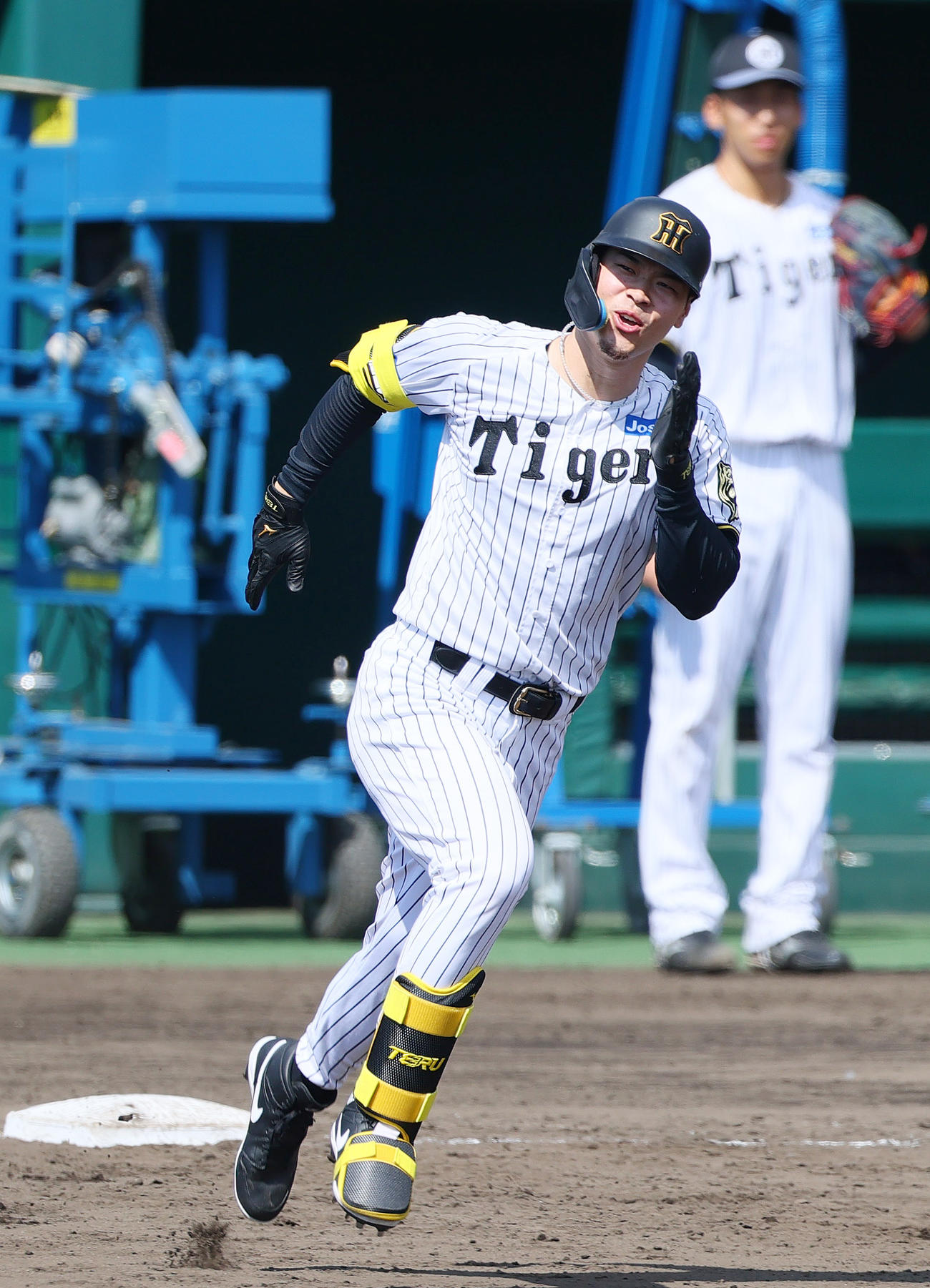 ケース打撃無死一、三塁、佐藤輝は左中間適時打を放つ（撮影・上山淳一）