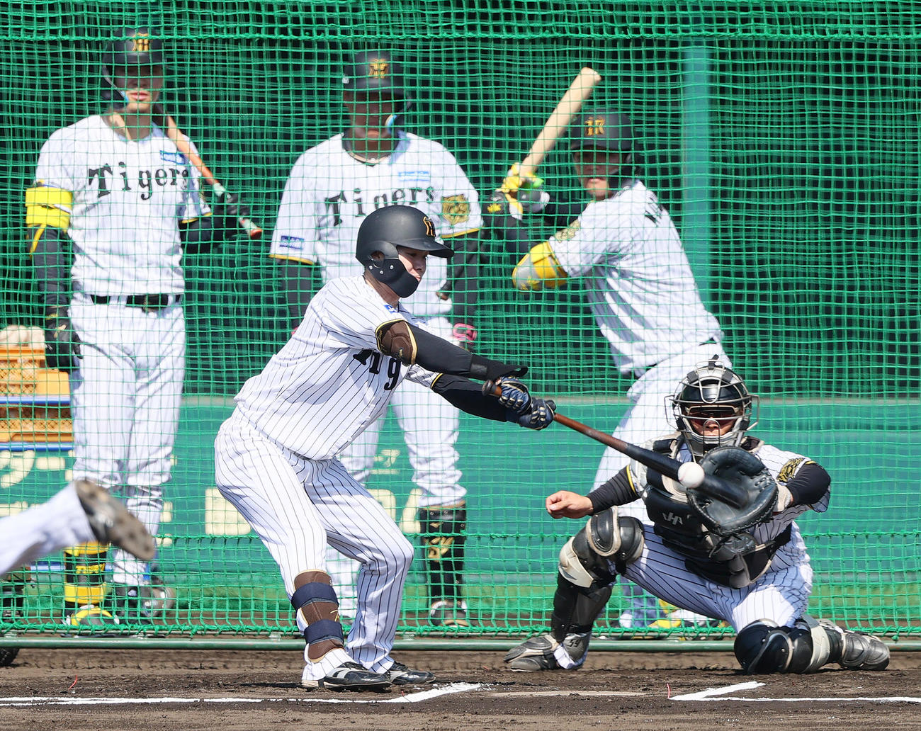 ケース打撃で中野はエンドラン左前打を放つ（撮影・上山淳一）