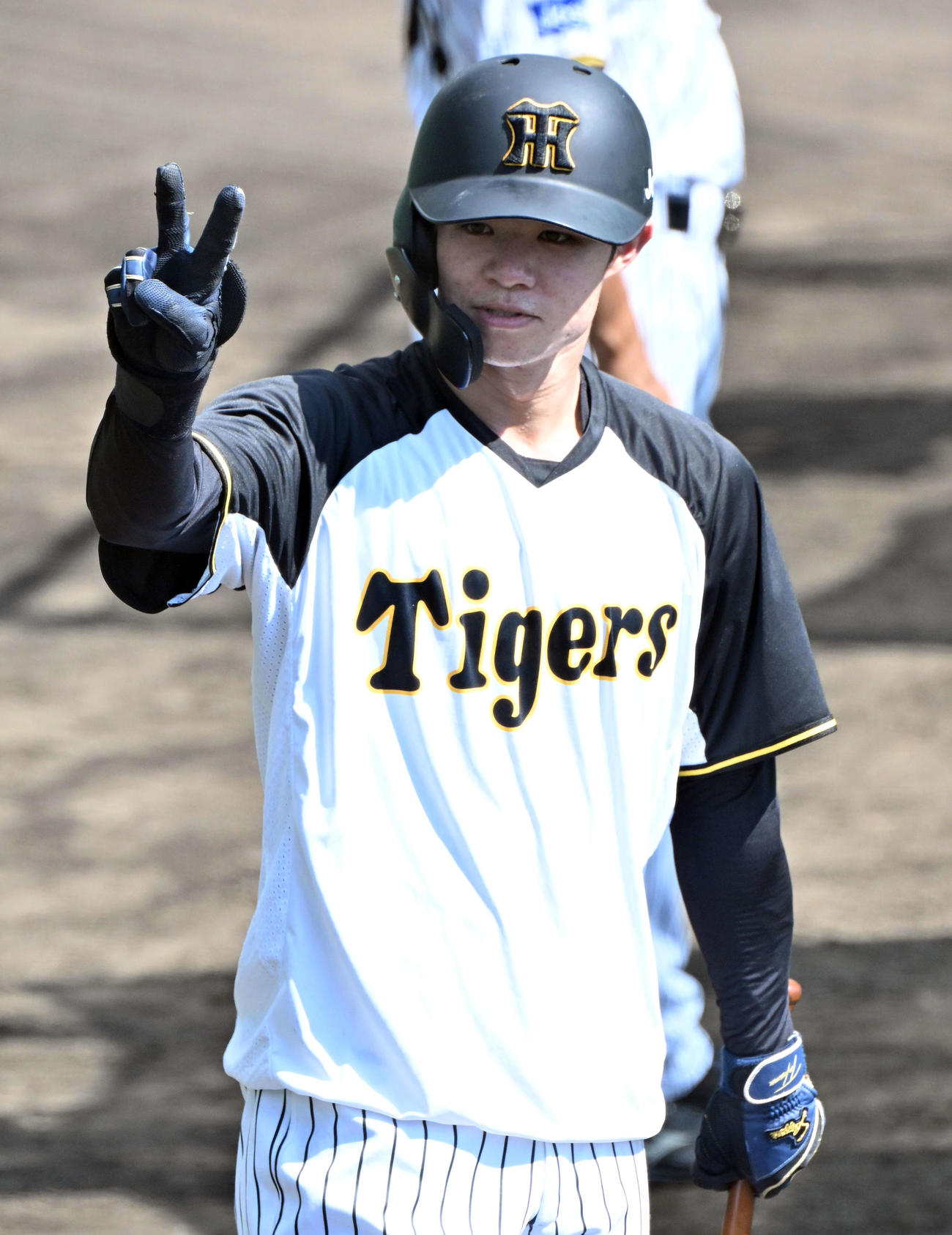 打撃練習の合間にピースサインをする中野（撮影・石井愛子）