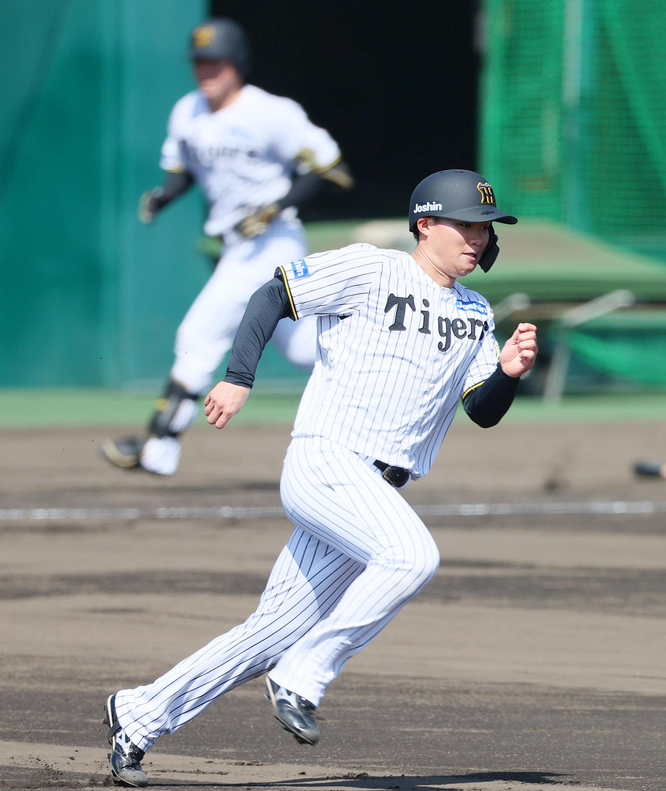 ケース打撃で二塁に向かう阪神森下（撮影・上山淳一）
